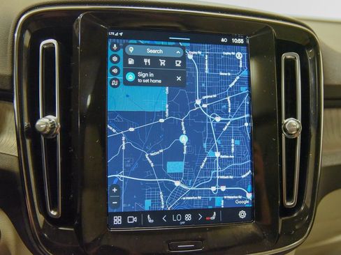 Used 2024 Volvo XC40 B5 Plus image 2