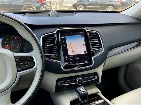 Used 2017 Volvo XC90 T6 Momentum w/ Vision Package image 6