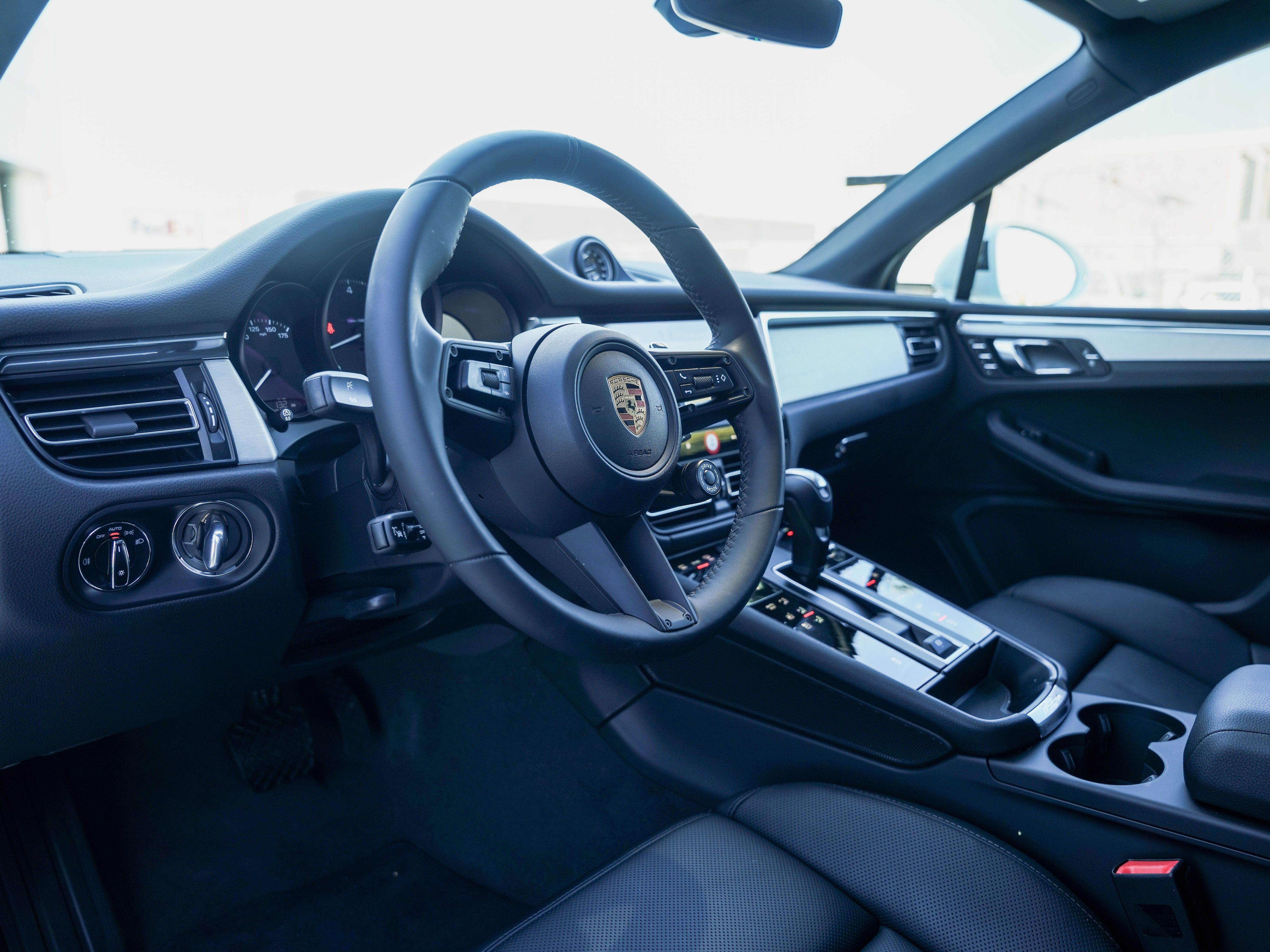 Certified 2026 Porsche Macan AWD/4WD image 4