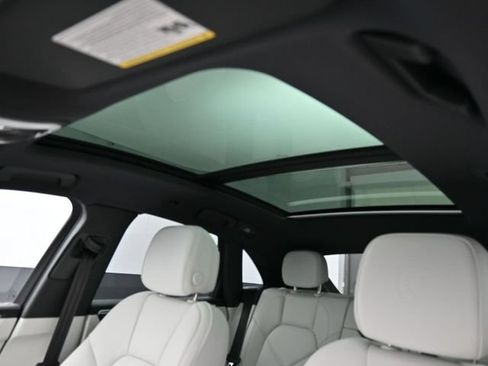Certified 2026 Porsche Macan AWD/4WD image 13
