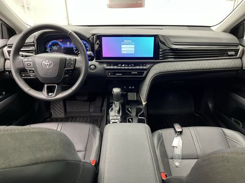 Used 2025 Toyota Camry XLE image 4