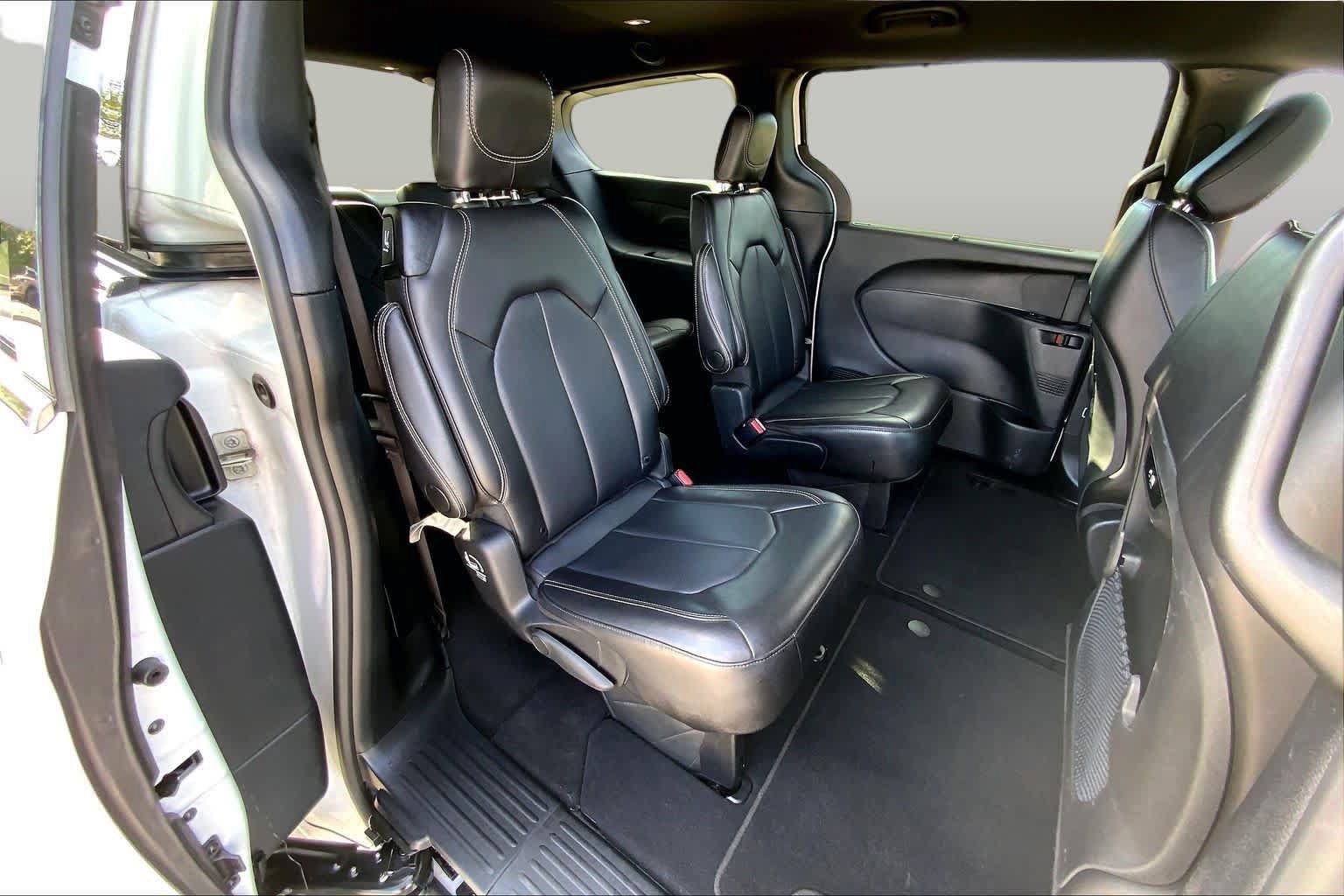 Used 2025 Chrysler Pacifica Select FWD image 19