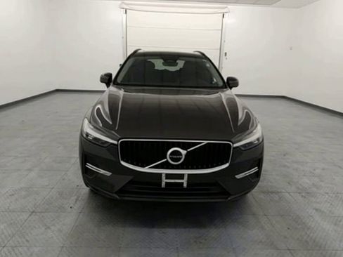 Used 2022 Volvo XC60 B5 Momentum image 3