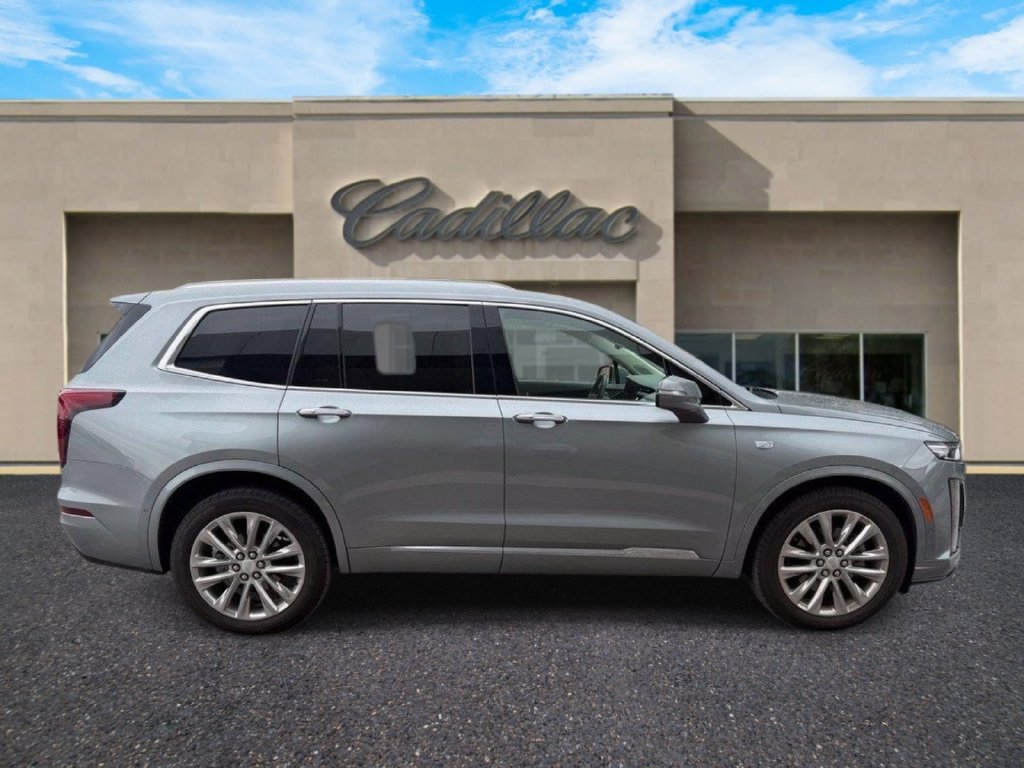 Used 2023 Cadillac XT6 Premium Luxury w/ Technology Package FWD image 2