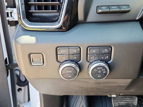 Used 2024 GMC Sierra 1500 Denali w/ Technology Package AWD/4WD image 28
