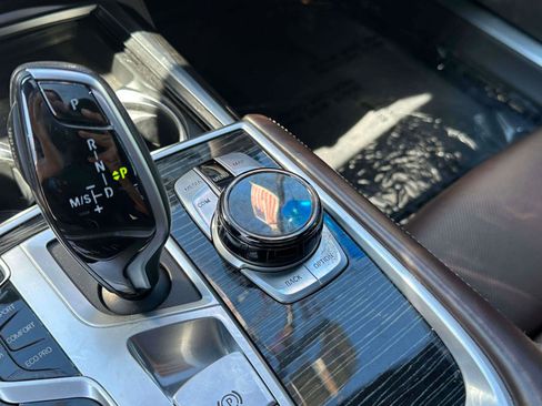 Used 2021 BMW 750i xDrive w/ Executive Package image 34