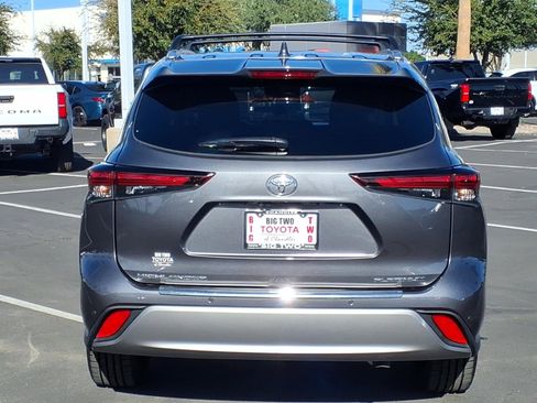 Used 2024 Toyota Highlander Platinum image 9