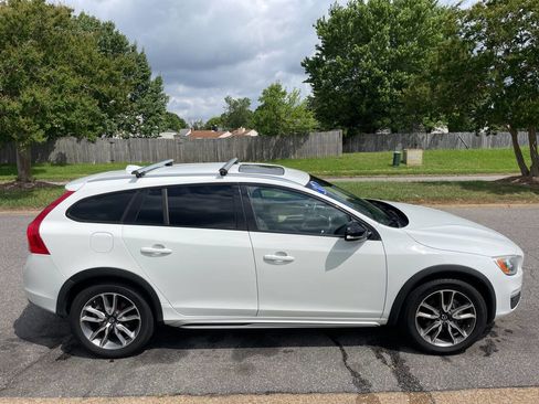Used 2017 Volvo V60 T5 Cross Country w/ Climate Package image 7