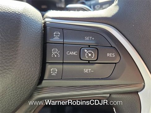 New 2025 Jeep Grand Cherokee Altitude image 24