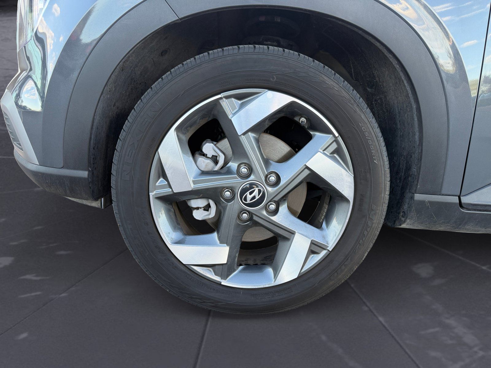 Used 2025 Hyundai Venue SEL FWD image 14