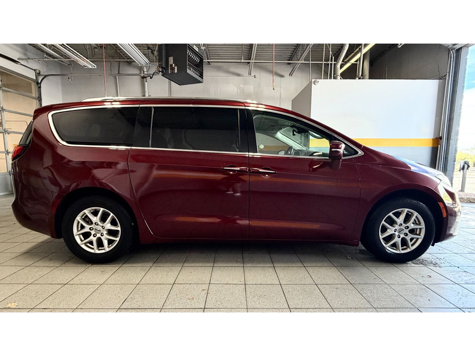 Used 2021 Chrysler Pacifica Touring-L FWD image 5