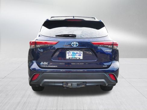 Used 2022 Toyota Highlander XLE AWD/4WD image 6