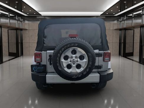 Used 2015 Jeep Wrangler Unlimited Sahara w/ Connectivity Group AWD/4WD image 16