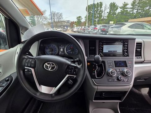 Used 2020 Toyota Sienna LE w/ LE Preferred Package image 20