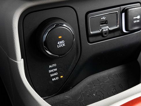 Used 2016 Jeep Renegade Limited w/ Safety & Security Group AWD/4WD image 8