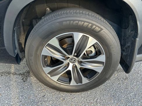Used 2023 Toyota Highlander XLE AWD/4WD image 10