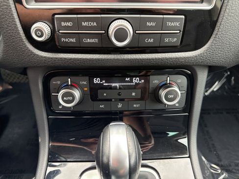 Used 2015 Volkswagen Touareg Sport image 18