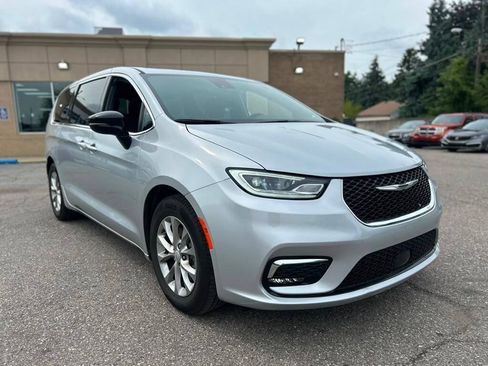 Used 2026 Chrysler Pacifica Limited FWD image 3