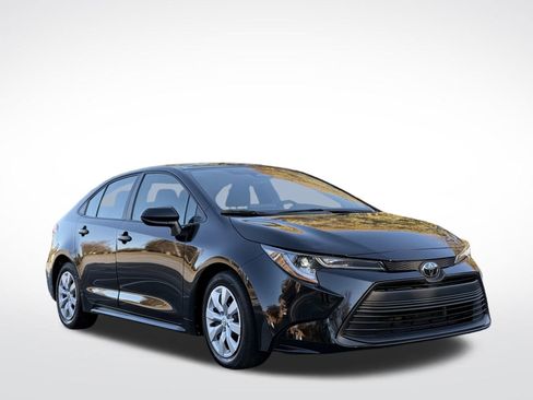 Used 2025 Toyota Corolla LE image 3