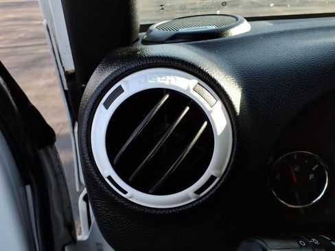 Used 2015 Jeep Wrangler Unlimited Sahara image 18