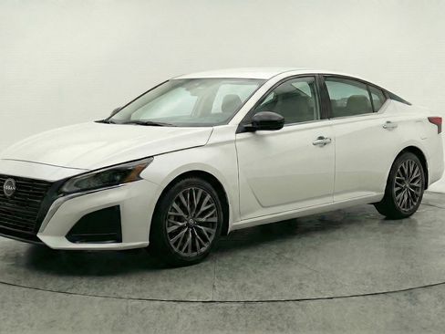 Used 2025 Nissan Altima 2.5 SV FWD image 3
