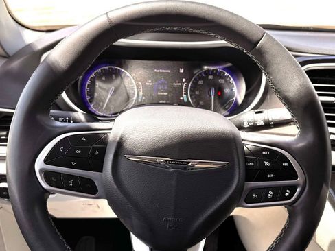 Used 2023 Chrysler Pacifica Touring-L FWD image 11