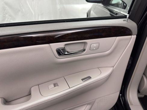 Used 2011 Cadillac DTS Premium image 28