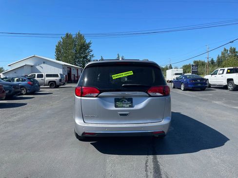 Used 2017 Chrysler Pacifica Touring-L FWD image 6