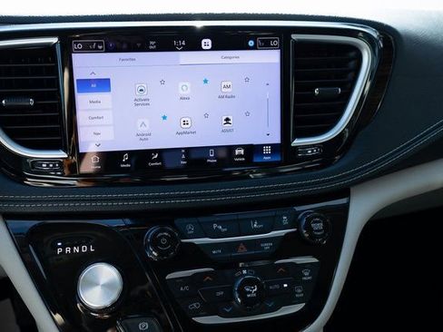 Used 2023 Chrysler Pacifica Limited FWD image 6