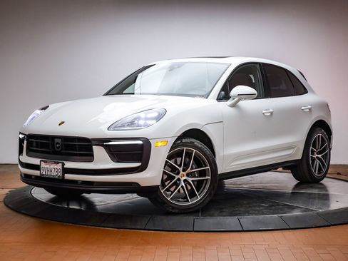 Certified 2025 Porsche Macan AWD/4WD image 1