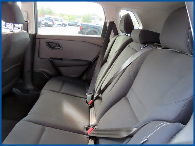 Used 2023 Nissan Rogue S AWD/4WD image 10