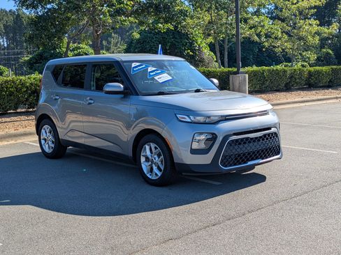 Used 2022 Kia Soul LX w/ Technology Package FWD image 2