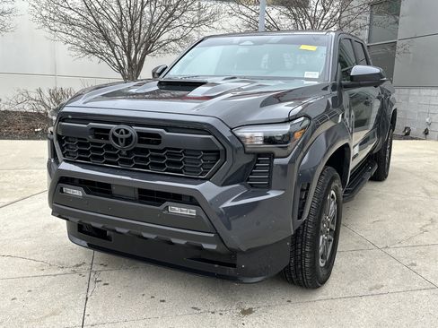 Used 2025 Toyota Tacoma TRD Sport w/ TRD Sport Premium Package image 3