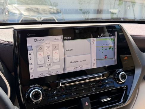 Used 2022 Toyota Highlander Limited FWD image 24