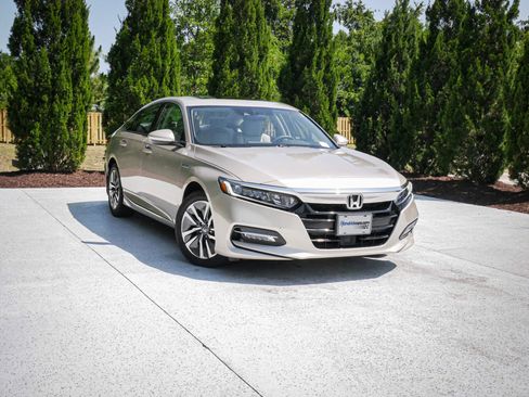 Used 2018 Honda Accord EX image 2