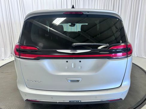 Used 2023 Chrysler Pacifica Touring-L image 27