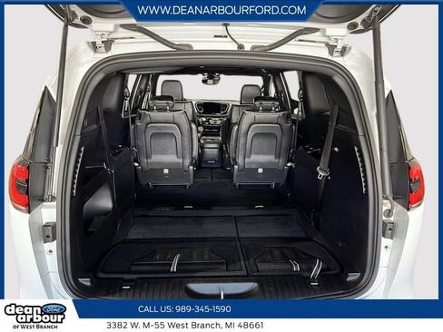 Used 2025 Chrysler Pacifica Limited FWD image 6