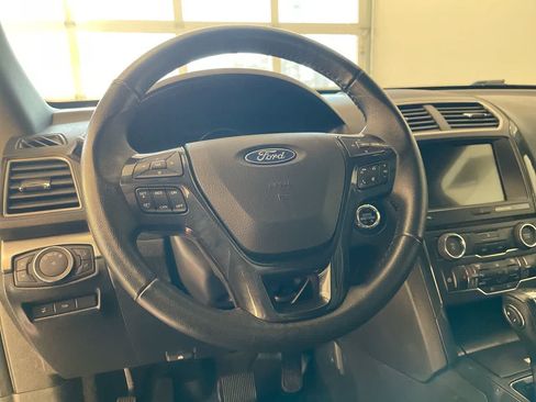 Used 2018 Ford Explorer XLT w/ Equipment Group 202A AWD/4WD image 14