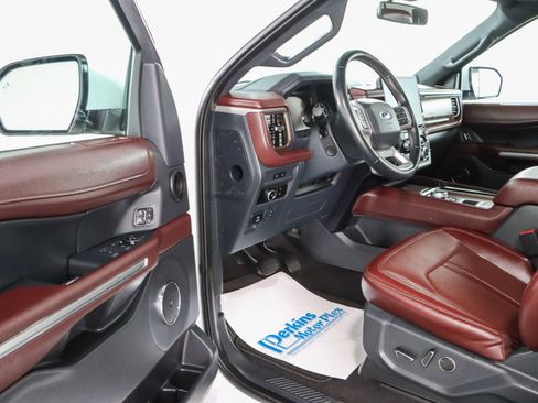 Used 2023 Ford Expedition Limited image 3