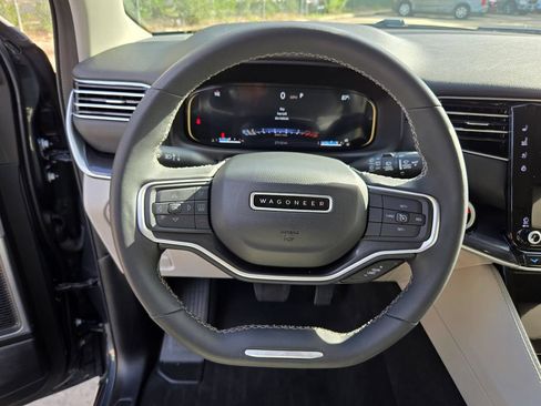 Used 2024 Jeep Wagoneer 4WD w/ Premium Group I image 18