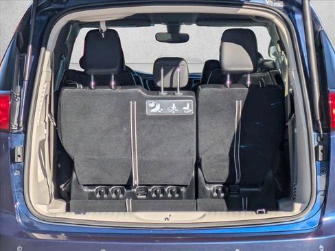 Used 2018 Chrysler Pacifica Touring-L Plus image 6