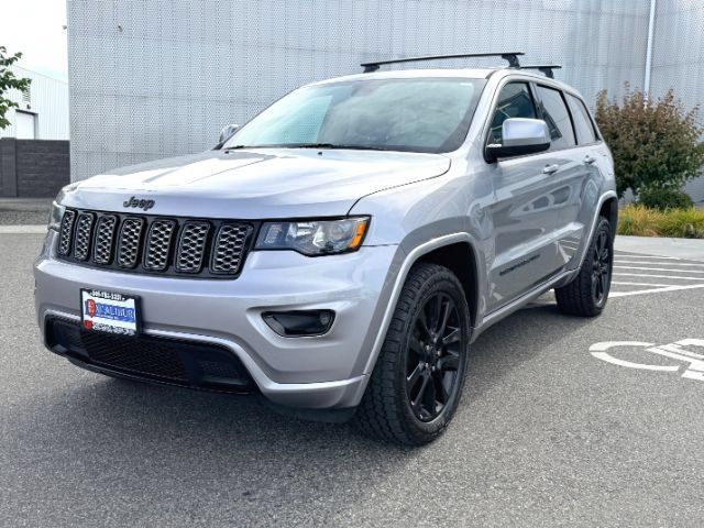 Used 2019 Jeep Grand Cherokee Altitude AWD/4WD image 3