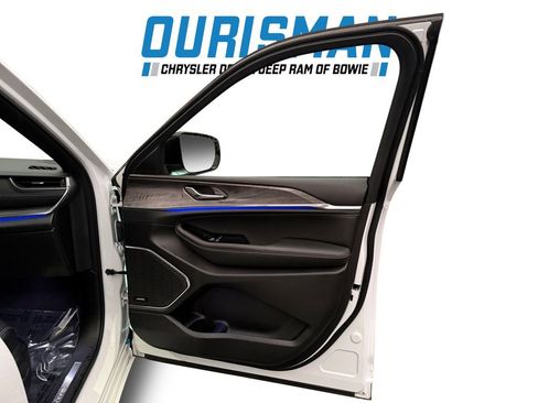 Used 2024 Jeep Grand Cherokee Overland image 16