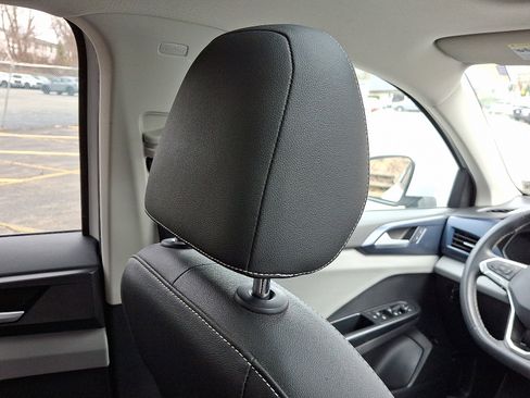 Used 2022 Volkswagen Taos SE w/ Panoramic Sunroof Package image 13