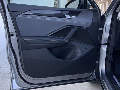 New 2025 Volkswagen Tiguan SE image 9