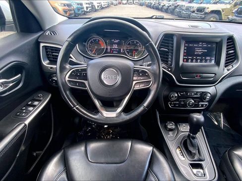 Used 2019 Jeep Cherokee Latitude Plus AWD/4WD image 5