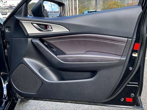 Used 2017 MAZDA MAZDA3 Touring image 23