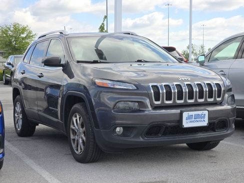 Used 2016 Jeep Cherokee Latitude AWD/4WD image 2