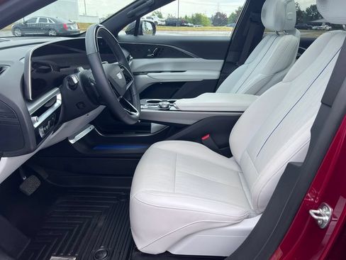 Certified 2024 Cadillac Lyriq Luxury AWD/4WD image 4