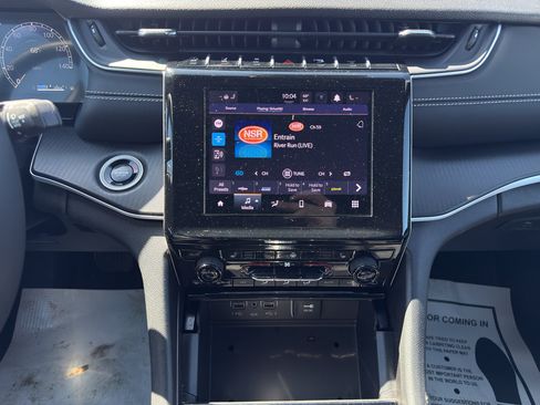 Used 2025 Jeep Grand Cherokee Altitude AWD/4WD image 16